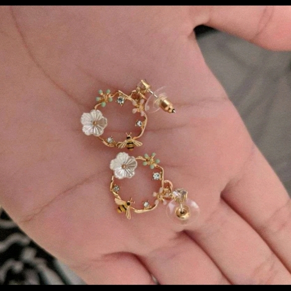 Bee flower drop earrings - Picture 4 of 4